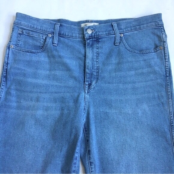 Madewell 11” High Rise Flare Jeans Knee Rip Edition in Eversfield Wash Size 33P - Picture 5 of 17